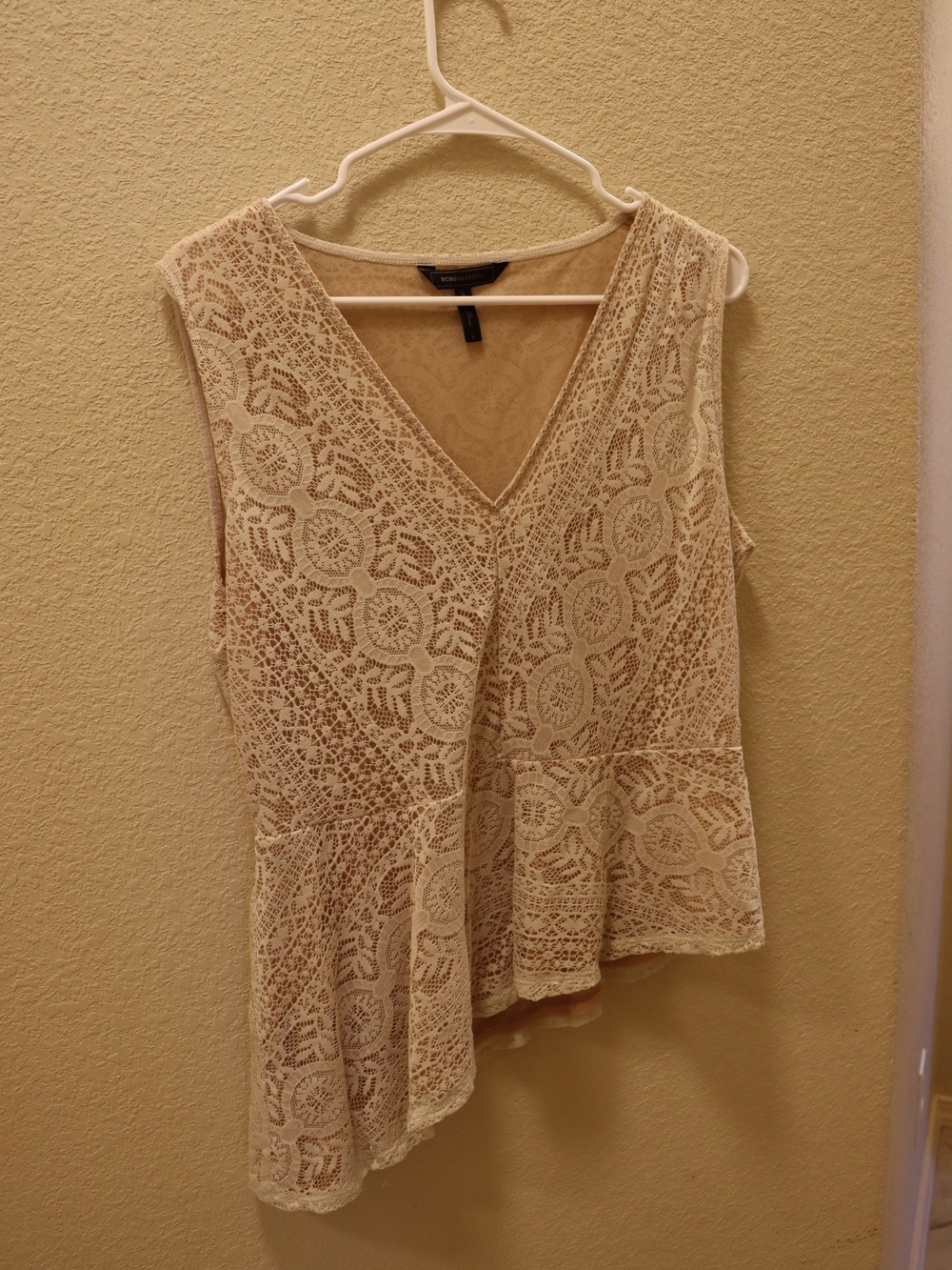 BCBGMaxAzria Cream Lace V‑Neck Sleeveless Peplum Top